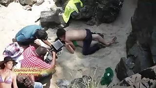 குழந்தை மனைவி காமம் வீட்டை நிற்க முடியவில்லை மற்றும் தெருவில் பையனின் சேவல் மீது ஏறியது